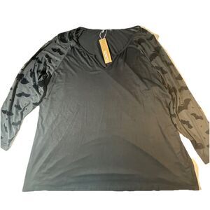 Bloom Chic Size 22-24w Black Long Sleeve Sheer Bat Print Sleeve T-shirt NWT